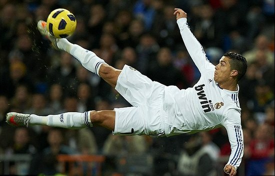 国足vs乌兹别克斯坦 有效的得分手段是侧向传中，就是所谓的45度炸 老董聊球